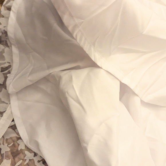 New Bebe White Skirt Size 4 Has 2 Liners Under Lace Overlay Zipper In Back - Picture 7 of 9